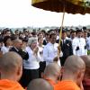Image du rapatriement de la dépouille de l'ancien roi du Cambodge Norodom Sihanouk, le 17 octobre 2012 à Phnom Penh, en présence du Premier ministre Hun Sen, du roi Norodom Sihamoni et de la reine mère Norodom Monineath Sihanouk.