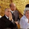 La reine mère du Cambodge Norodom Monineath Sihanouk, le roi Norodom Sihamoni et le Premier ministre Hun Sen pleurent la mort de l'ancien roi Norodom Sihanouk, décédé le 15 octobre 2012 à 89 ans.