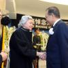 Le défunt ancien roi du Cambodge Norodom Sihanouk, décédé le 15 octobre 2012 à Pékin à 89 ans et dont la dépouille a été rapatriée le 17 à Phnom Penh, reçoit depuis de nombreux hommages émus, en plein deuil national. Ici, le Premier ministre Wen Jiabao (R)serre la main de la reine mère Norodom Monineath Sihanouk à Beijing.