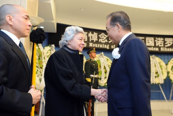 Le défunt ancien roi du Cambodge Norodom Sihanouk, décédé le 15 octobre 2012 à Pékin à 89 ans et dont la dépouille a été rapatriée le 17 à Phnom Penh, reçoit depuis de nombreux hommages émus, en plein deuil national. Ici, le Premier ministre Wen Jiabao (R)serre la main de la reine mère Norodom Monineath Sihanouk à Beijing.