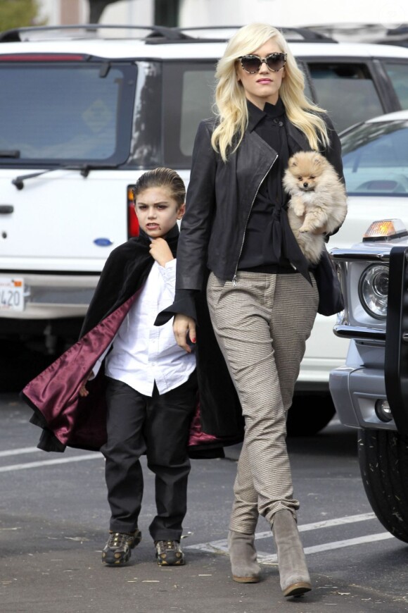Gwen Stefani et son fils Kingston version vampire lors d'une journée Halloween chez Shawn's Pumpkin Patch à Los Angeles le 21 octobre 2012