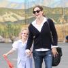 Jennifer Garner, au naturel, et sa fille Violet partent acheter quelques brownies à Beverly Hills, le 22 octobre 2012