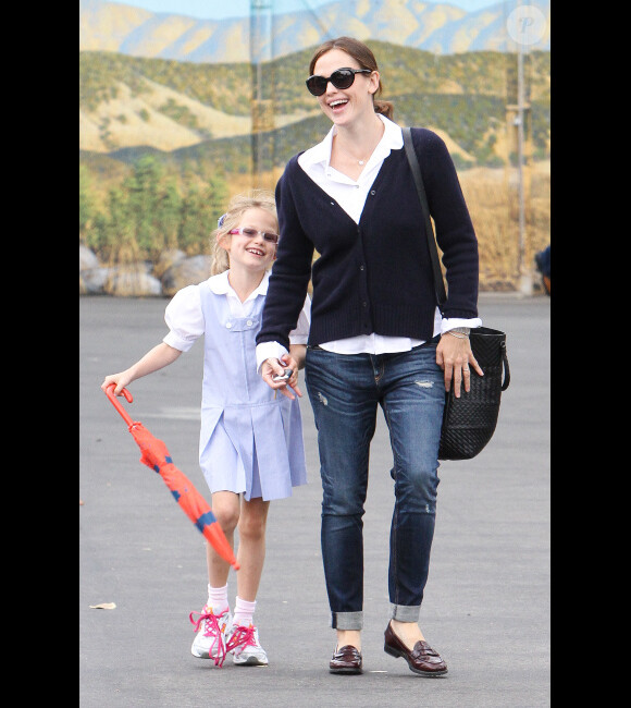 Jennifer Garner, au naturel, et sa fille Violet partent acheter quelques brownies à Beverly Hills, le 22 octobre 2012