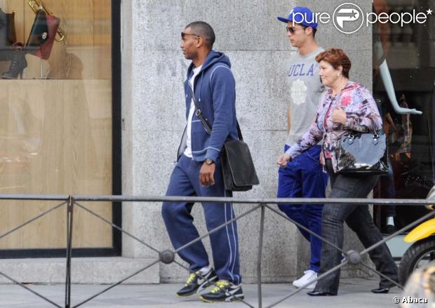 Cristiano Ronaldo a rendu visite à la clinique esthétique Carmen Navarro à Madrid avec sa maman le 22 octobre 2012