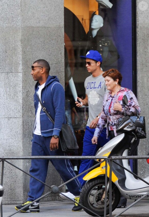 Cristiano Ronaldo et sa maman se rendent à la clinique esthétique Carmen Navarro à Madrid le 22 octobre 2012