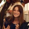 Carla Bruni-Sarkozy et Léa Seydoux au mariage de son amie Farida Khelfa et Henri Seydoux, à la mairie du 17e arrondissement de Paris, le 1er septembre 2012.
