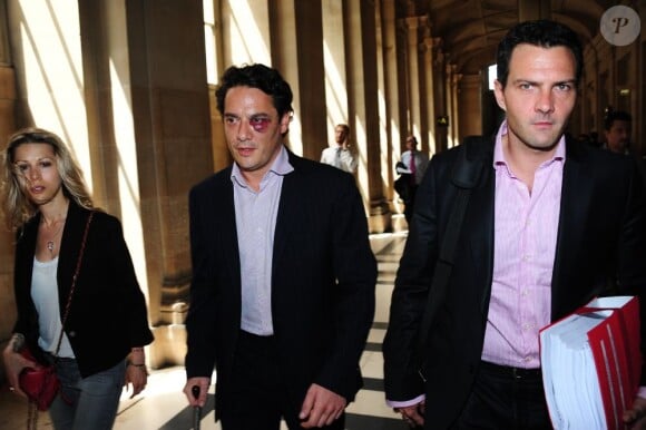 Jérôme Kerviel accompagné de son avocat David Koubbi et de Tristane Banon, à Paris, le 28 juin 2012.