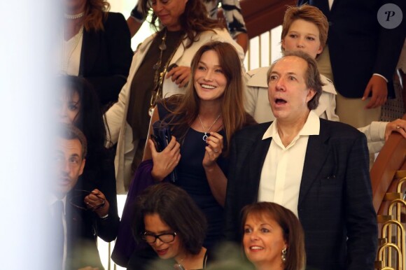 Carla Bruni-Sarkozy et Léa Seydoux au mariage de son amie Farida Khelfa et Henri Seydoux, à la mairie du 17arrondissement de Paris, le 1er septembre 2012.