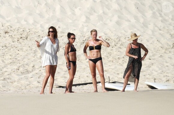 Cindy Crawford dans une mini-djellaba blanche et des amis se détendent sur une plage du Mexique le 24 octobre 2012