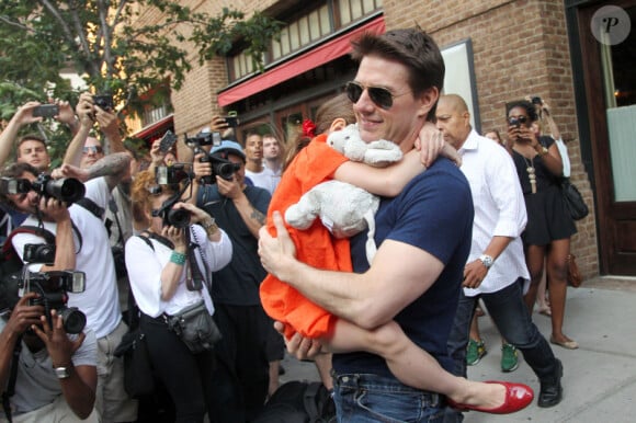 Tom Cruise quitte son hôtel à New York avec Suri en juillet 2012.