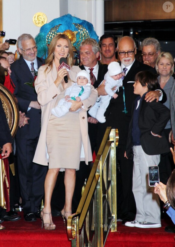 Céline Dion entourée de ses jumeaux Nelson et Eddy, de son fils René Charles et de son mari René à Las Vegas le 16 février 2011.