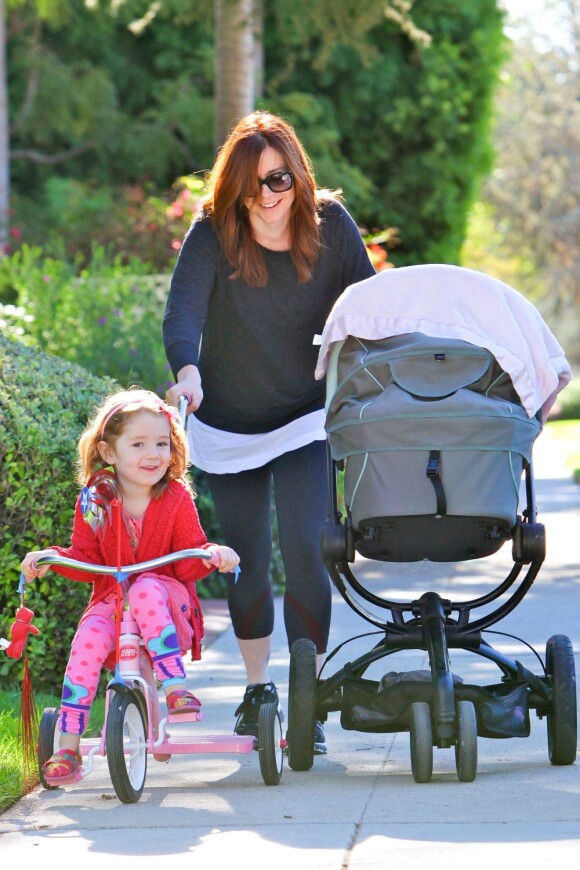 Alyson Hannigan surveille sa fille Satyana à Los Angeles le 25 octobre 2012.