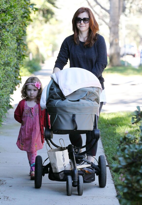 Alyson Hannigan prend du bon temps en famille à Los Angeles le 25 octobre 2012.