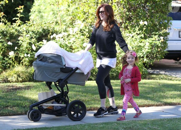 Alyson Hannigan et ses filles dans le quartier de Brentwood à Los Angeles le 25 octobre 2012.