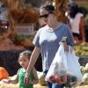 Jennifer Garner et Seraphina sur un marché fermier à Ventura, le 18 octobre 2012