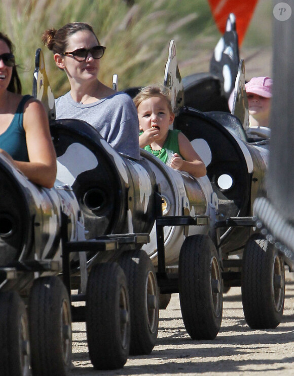 Jennifer Garner et Seraphina sur un marché fermier à Ventura, le 18 octobre 2012 - maman et fille vont du petit train