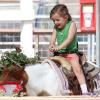 Jennifer Garner et Seraphina sur un marché fermier à Ventura, le 18 octobre 2012 - Seraphina fait du poney