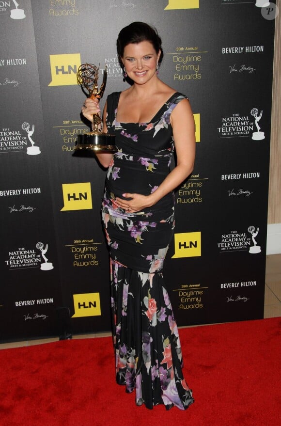Heather Tom en juin 2012 avec son Emmy Award du Meilleur rôle dans une série dramatique pour son rôle de Katie Logan dans Amour, gloire et beauté. Elle était enceinte de Zane, son premier enfant, qui naîtra le 28 octobre.