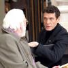 Donald Sutherland et Marc Lavoine sur le tournage de la nouvelle série Crossing Lines à Paris, le 30 octobre 2012.