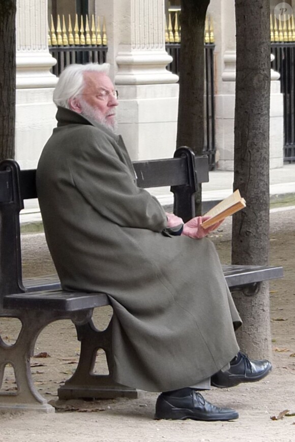 Donald Sutherland sur le tournage de la nouvelle série Crossing Lines à Paris, le 30 octobre 2012.