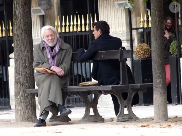 Donald Sutherland et Marc Lavoine sur le tournage de la nouvelle série Crossing Lines à Paris, le 30 octobre 2012.