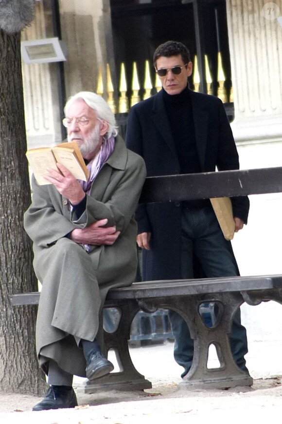 Donald Sutherland et Marc Lavoine sur le tournage de la nouvelle série Crossing Lines à Paris, le 30 octobre 2012.
