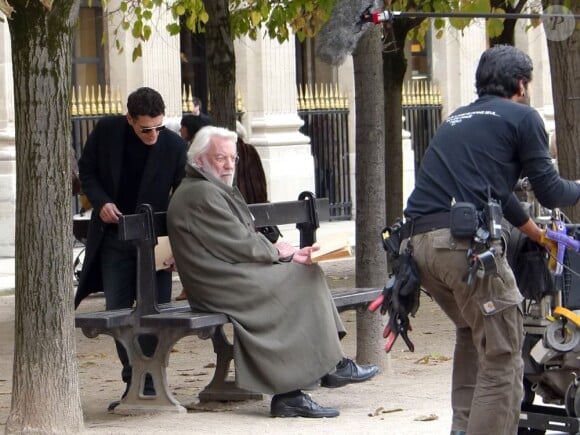 Donald Sutherland et Marc Lavoine sur le tournage de la nouvelle série Crossing Lines à Paris, le 30 octobre 2012.