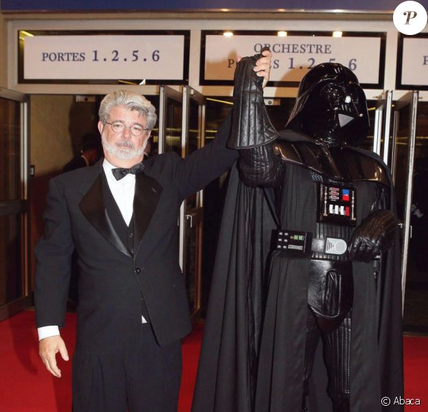 George Lucas et son personnage mythique Dark Vador le 15 mai 2005 au Festival de Cannes