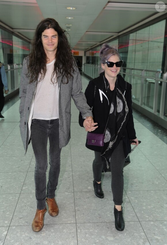 Kelly Osbourne et son compagnon Matthew Mosshart arrivent à l'aéroport Heathrow de Londres pour prendre un avion pour Los Angeles. Le 26 octobre 2012.