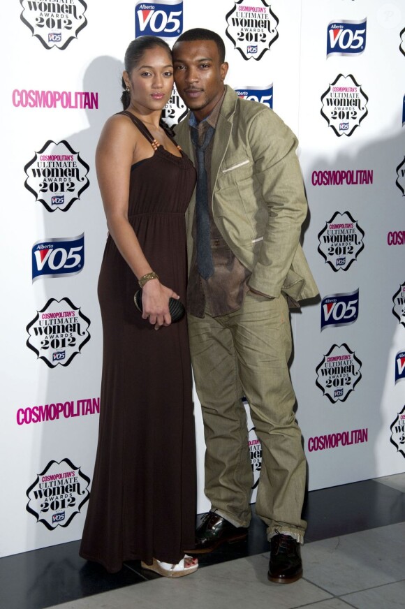 Ashley Walters et sa petite amie Natalie Williams à la soirée Cosmopolitan Ultimate Woman of the Year awards à Londres, le 30 octobre 2012.