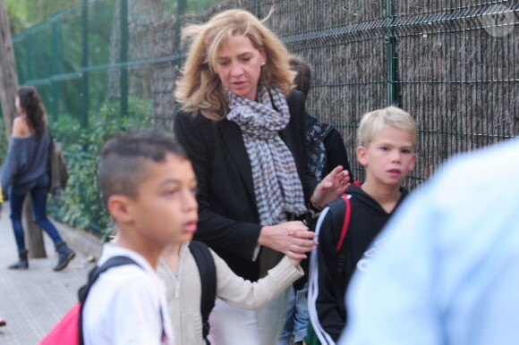 Cristina d'Espagne avec sa fille Irene et l'un de ses trois fils le 4 octobre 2012 à Barcelone.
