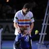 Michaël Llodra et son fils Théo après sa victoire sur John Isner lors du Masters 1000 de Paris Bercy le 31 octobre 2012