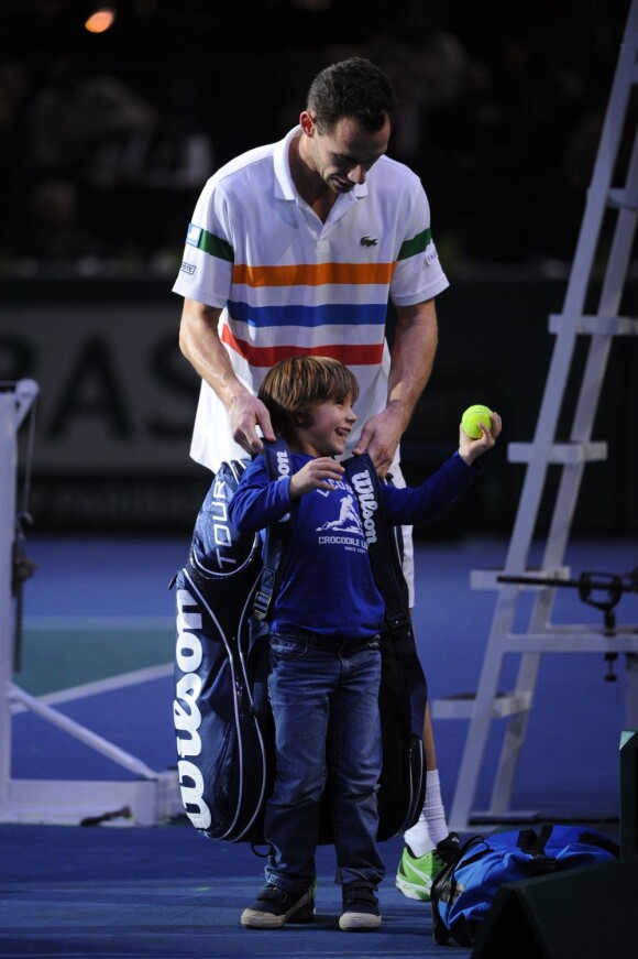 Michaël Llodra et son fils Théo après sa victoire sur John Isner lors du Masters 1000 de Paris Bercy le 31 octobre 2012