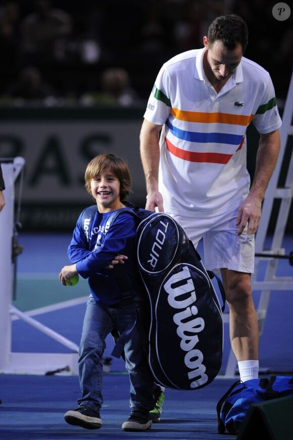 Michaël Llodra et son adorable fils Théo après sa victoire sur John Isner lors du Masters 1000 de Paris Bercy le 31 octobre 2012