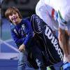 Théo, le fils de Michaël Llodra, tente tant bien que mal et avec le sourire de porter le sac de raquette de son père après sa victoire sur John Isner lors du Masters 1000 de Paris Bercy le 31 octobre 2012