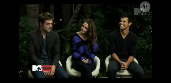 Interview de Kristen Stewart, Robert Pattinson et Taylor Lautner pour Twilight Chapitre 5 : Révélation, 2e partie. C'est la première interview des deux amoureux aujourd'hui rabibochés.