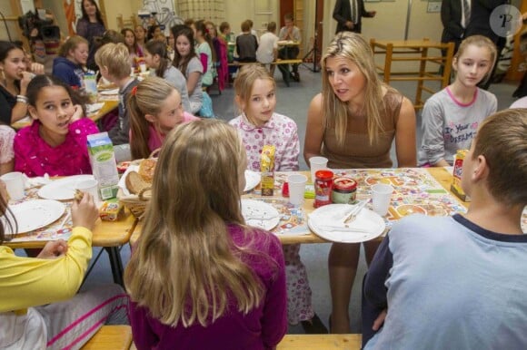La princesse Maxima des Pays-Bas ravie le 1er novembre 2012 dans une école de Leidschendam pour la campagne nationale de promotion du petit déjeuner.