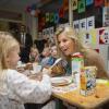 La princesse Maxima des Pays-Bas le 1er novembre 2012 dans une école de Leidschendam pour la campagne nationale de promotion du petit déjeuner.