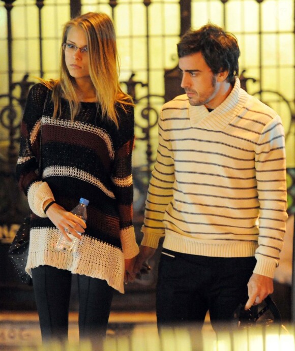 Fernando Alonso et sa belle Dasha Kapustina après une soirée en amoureux passée au cinéma et au restaurant le 1er novembre 2012 à Madrid