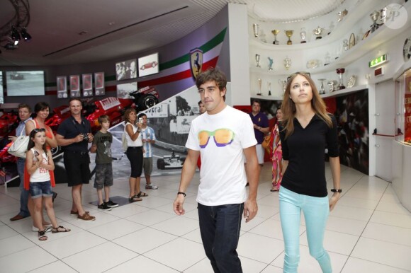 Fernando Alonso et sa dulcinée Dasha Kapustina visite le musée Ferrari le 23 juillet 2012 à Maranello