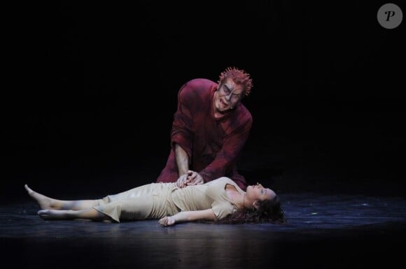Alessandra Ferrari (Esmeralda) et Matt Laurent (Quasimodo) de la troupe Notre-Dame de Paris à Moscou le 31 octobre 2012.