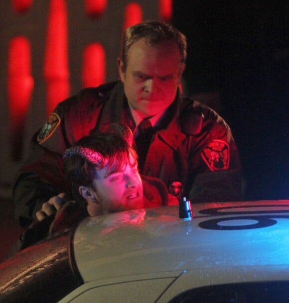 Un policier menotte Daniel Radcliffe sur le tournage de Horns à Vancouver, le 3 novembre 2012.