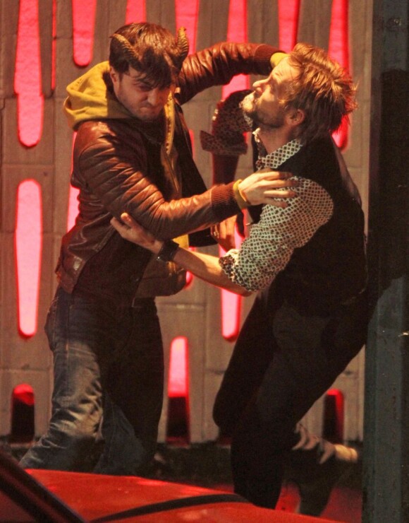 Daniel Radcliffe se bat avec Joe Anderson sur le tournage de Horns à Vancouver, le 3 novembre 2012.