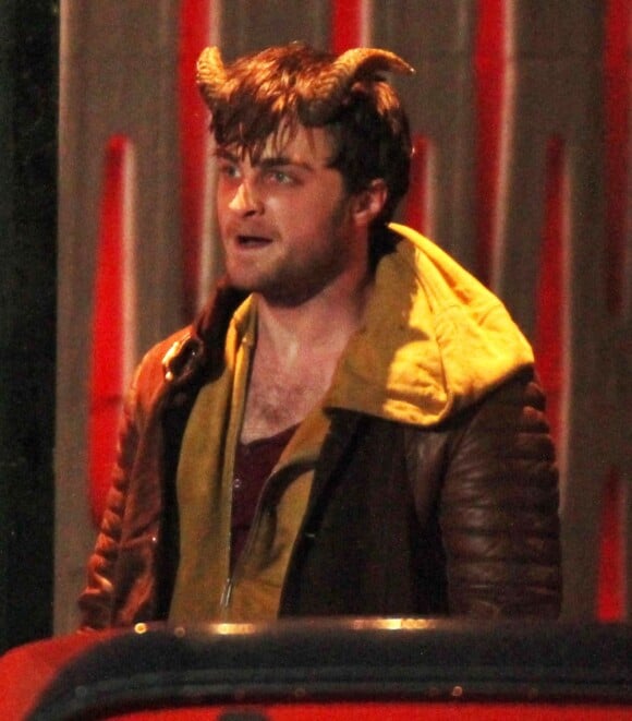 Daniel Radcliffe se dépense avec violence sur le tournage de Horns à Vancouver, le 3 novembre 2012.