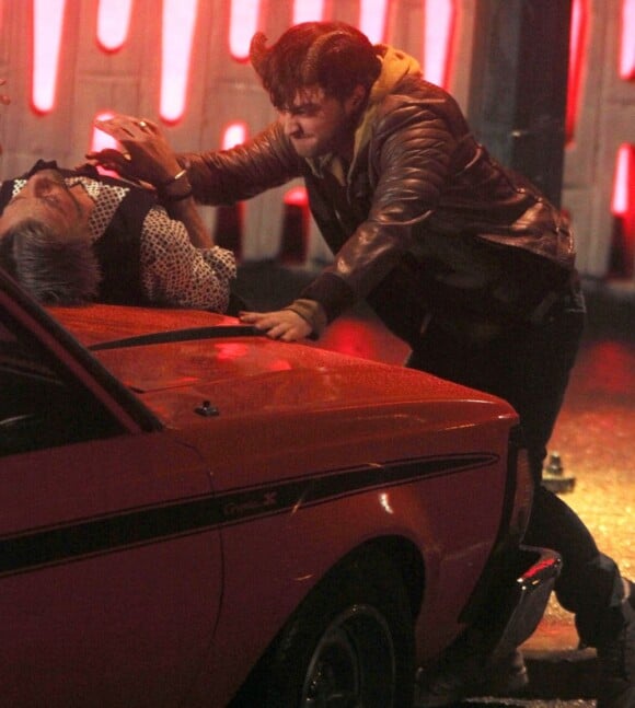Daniel Radcliffe bloque Joe Anderson sur le capot d'une voiture, sur le tournage de Horns à Vancouver, le 3 novembre 2012.