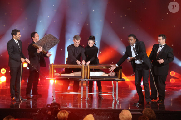 Anthony Kavanagh entouré d'Ary Abittan et Guy Lecluyse sur le plateau de l'émission Le Plus Grand Cabaret du Monde, le 2 octobre, diffusion le 1er décembre 2012.