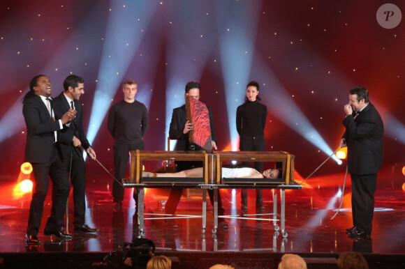 Anthony Kavanagh fait de la magie avec Ary Abittan et Guy Lecluyse sur le plateau de l'émission Le Plus Grand Cabaret du Monde, le 2 octobre, diffusion le 1er décembre 2012.