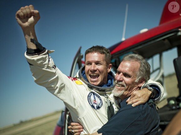 L'Autrichien Felix Baumgartner venant de sauter à 39 kilomètres d'altitude, franchissant le mur du son le 14 octobre 2012, à Roswell, au Nouveau-Mexique.