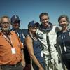 Felix Baumgartner, sa future femme Nicole Oetl et sa famille après avoir sauté à 39 kilomètres d'altitude, franchissant le mur du son le 14 octobre 2012, à Roswell, au Nouveau-Mexique.