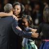 Barack Obama embrasse son épouse Michelle et de leurs filles Malia et Sasha au McCormick Place à Chicago, le 6 novembre 2012.